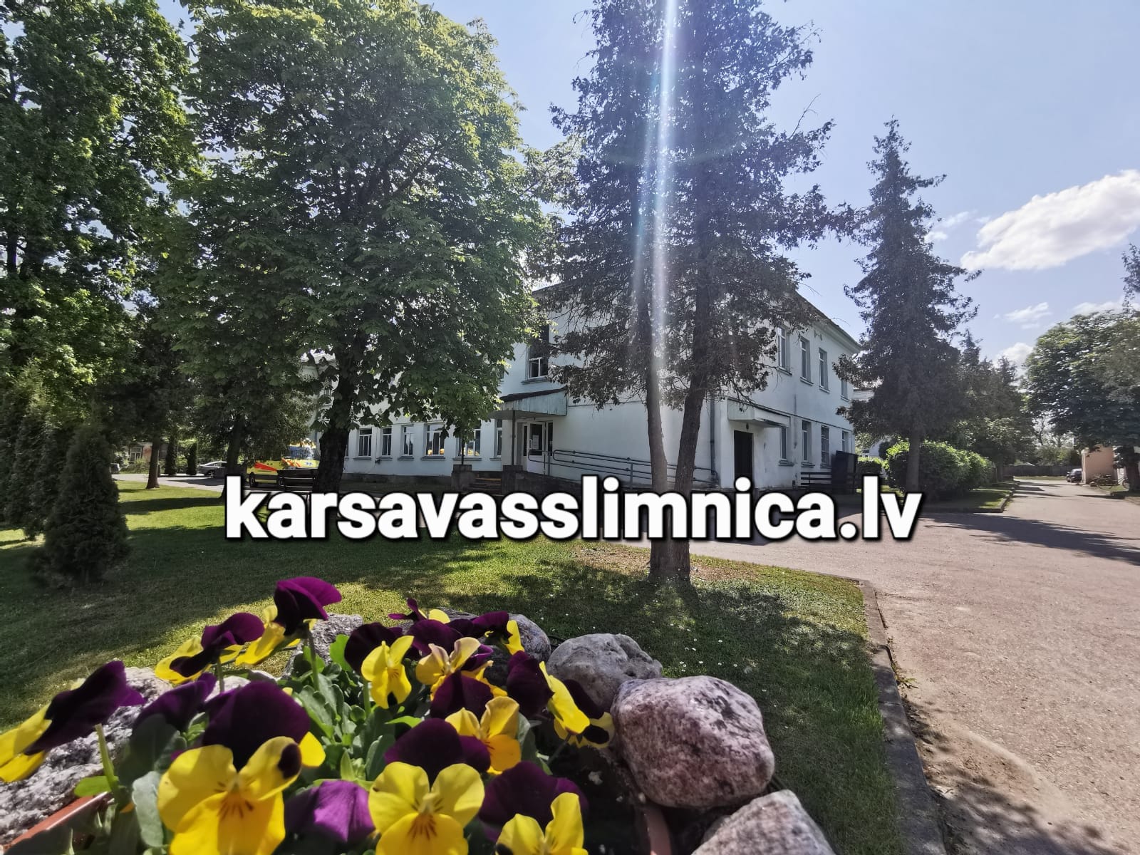 Kārsavas slimnīcas ēka ar ziediem